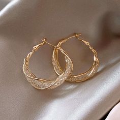 خواتم خطوبة, Clothing Board, Jewelry Accessories Ideas, Classy Jewelry, Fancy Jewellery, Jewelry Lookbook, Fancy Jewelry, Mesh Design, Girly Jewelry