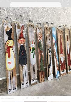 some wooden skis are lined up against a wall