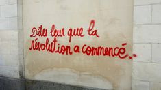 graffiti on the side of a building reads, la luna de la revolutiona communo