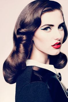 Retro hair and makeup from the 1940s. A signature look for vintage and modern pinup girls alike. We especially love the cat eye + cherry lip combo. Sanggul Cepol, Flapper Girls, 50s Hairstyles, Easy Everyday Hairstyles, Extremely Long Hair, Cat Eye Makeup, Beauty Make-up, Look Retro, Legally Blonde