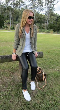 White Sneakers Outfit, Leather Leggings Outfit, Pleather Leggings, Black Leather Leggings, Legging Outfits, White Sneakers Women, Outfit Trends