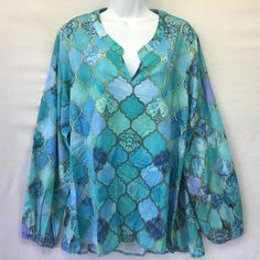 Sheilay Women 'S Top Teal Blue Geo V Neck Long Sleeve Hi-Low Tunic Blouse Size L Nwt Please Measure Your Favorite Garment For An Accurate Fit. Sizes Are Approximate, Measured While Lying Flat. Shoulder (Shoulder To Shoulder): 17 Inches Chest (Underarm To Underarm): 22 Inches Shoulder Seam To End Of Sleeve: 24 Inches Tail Length: (Collar To Bottom): 28f - 31b Inches 10441-I Light Blue Printed Long Sleeve Blouse, Light Blue Long Sleeve Printed Blouse, Casual Turquoise V-neck Blouse, Bohemian Turquoise Top With Floral Print, Turquoise Bohemian Floral Print Top, Bohemian Turquoise Floral Print Top, Light Blue Printed V-neck Top, Blue Split Neck Top For Beach, Blue Floral Print Blouse With Split Neck