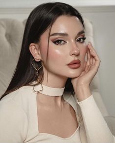 Classy Makeup Elegant For Brown Eyes, Bangs Makeup Look, Asian Eyes, Asian Eye Makeup, Best Photo Poses, Luxury Makeup, Food Plating