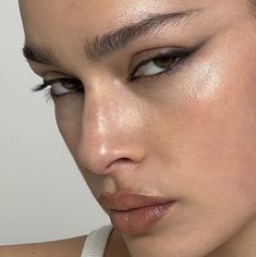 sultry makeup, 90s makeup, fun eyeliner looks, dewy makeup, natural make up, eyeliner styles, winged eyeliner, natural makeup looks, every day makeup, soft glam makeup, simple glam makeup natural looks Swag Makeup, Eyeliner Looks, Glam Makeup, Pretty Makeup, Girls Makeup, Artistry Makeup