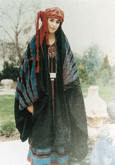 Jordanian Dress, Costumes Around The World, Arabian Women, Jordan Outfits, National Costume, Jordans Women, Lady Fashion