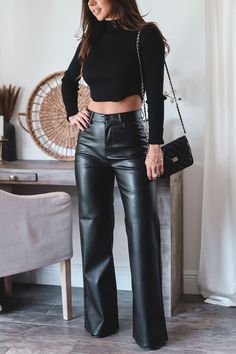 The Charlie: los pantalones de piel sintética con pernera ancha que llamarán la atención en la calle. Elegantes y muy chic, combinarán con cualquier conjunto de otoño, desde básico hasta nivel superior ❤️. ¡Prepárate para hacer alarde de tus looks más feroces!       100% poliéster   Pantalones anchos de piel sintética   Color: Negro y hueso   Talle alto   Cierre de botón y cremallera   peso ligero   Sin elástico   Estiramiento ligero   Hebillas de cinturon   Bolsillos traseros   Bolsillos laterales   Fiel al tamaño     La modelo lleva una talla 3. Mide 5'6" y 130 libras. Busto: 34" Cintura 26" Caderas 36"  Medidas aproximadas: Estas medidas no son exactas y pueden variar entre estilos.  Cada tamaño varía aproximadamente Cintura por 1- 1 1/2" Entrepierna 1/2" Elevación: 1/4" y Caderas 2" Leather Pants With Boots, Black Leather Pants Outfit Night, Black Faux Leather Pants Outfit, Winter Outfits Night Out, Leather Pants Outfit Night, Black Ribbed Top, Unique Pants, Leather Pants Outfit, Black Leather Pants