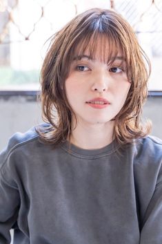 ナチュラル 大人かわいい ミディアム エアリー ヘアスタイルや髪型の写真・画像はこちら。 HAIR（ヘアー）はスタイリスト・モデルが発信するヘアスタイルを中心に、トレンド情報が集まるサイトで�す。36万枚以上のヘアスタイルから髪型・ヘアアレンジをチェックしたり、ファッション・メイク・ネイル・恋愛の最新まとめが見つかります。 Jellyfish Haircut Asian, Short Jellyfish Hair, Jellyfish Haircut Short, Hair Styels, Haircut And Color, Hair Collection, Hair Reference