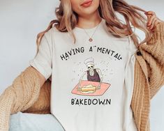 Quirky "Having a Mental Bakedown" skeleton baker shirt, perfect for passionate bread makers. This unique tee is an ideal gift for sourdough enthusiasts and homeschool mamas who enjoy a bit of humor! HOW TO ORDER - Visit photos for sizing and measurements - Select size and color from dropdown menu - Add customization to box if required - Add to cart & proceed to checkout * If you are ordering multiple, then go back to listing and perform steps again for all further products needed SIZING  * Check Sourdough Shirt, Funny Baking, Baking Humor, Baker Shirts, Bread Makers, Sarcastic Tees, Fall Wear, Sourdough Starter, T Shirt Funny