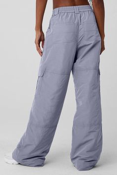 You'll look oh-snow-cute on your mountain town stroll in these puffer pants. They have zippered hems, light filling from the thighs down (for extra warmth without added bulk) and a high-rise, stretchy-back elastic waistband for a perfect fit. Bonus points for the cool seamed details and all 7(!) cargo-inspired pockets. Pair with a hoodie or puffer for a luxe alpinista look. Baggy Ski Pants, Snow Pants Outfit, Ski Town Outfits, Puffer Pants, Apres Ski Style, Town Outfits, Birthday 2023, Ski Pants Women, Ski Gear