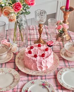 Birthday cake // happy birthday cake ideas // birthday cake ideas // cake ideas, cake design // vintage cakes // vintage cakes Design Picnic Cake, 80 S, Vintage Cake Stands, Tea Party Food, Cherry Cake, Pink Foods