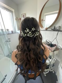 Homecoming Hairstyles With Flowers, Grad Hair Ideas, Ethereal Wedding Hair, Half Hairstyles, Hair For Graduation, Brown Mid Length Hair, Curled Prom Hair, Grad Hairstyles