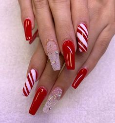 Christmas Nails Acrylic Present, Nokti Za Bozic, Red And White Glitter Christmas Nails, Peppermint Nails, Christmas Light Nails, Red Christmas Present Nails, Christmas Nails 2022 Candy Cane, Stylish Nails Designs