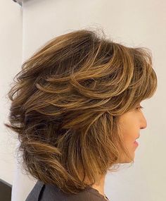 Thick Course Hairstyle, Short Feathered Hairstyles, Short Feathered Haircuts, Feather Cut Hairstyle, Hair Ideas Women, Feathered Layered Hairstyles, Very Layered Hair Medium, Feathered Bob Hairstyles, Feathered Haircuts