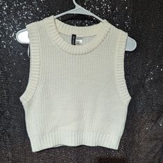 Cropped Sweater Tank Sz Small. Nwot. White Fitted Crew Neck Sweater Vest, White Crew Neck Crop Top For Winter, Winter White Crew Neck Crop Top, Fitted Cream Sweater Vest Casual, Cream Sweater Vest, Hot Topic Sweaters, Sweaters Cropped, Sweater Tank, Cream Sweater