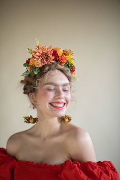 Handmade headband and earrings in yellow and orange tones. Made from textile flowers. #headpiece #headband #flowerheadband #floralheadband #fridakahlo #frida #fridastyle #jewellery #jewelry #bridaljewellery #bride #earrings #flowerearrings #circleearrings #floralearrings #autumnwedding #autumnbride #cottagecore Flower Wreath For Hair, Mexican Crown Flower, Floral Crown Hairstyle, Dahlia Flower Crown, Wedding Flower Headband, Flower Crown With Veil, Flower Crown Updo, Mexican Flower Crown