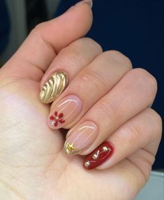 Classic Old Money Nails, Gelish Nail Ideas, Short Nail Inspo Christmas, Dainty Christmas Nails, Red And Gold Nails Short, Short Nail Designs Red, Gelish Inspo, Short Natural Nail Designs, Simple Nail Design