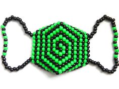 Die Kandi Maske besteht aus neongrünen und schwarzen Kandi Perlen in einem Spiralmuster. Die Riemen sind mit Stretch-Schnur gemacht und sind 40 Perlen lang. Falls eine bestimmte Abmessung benötigt wird, schreibt mir bitte! Mehr Chirurgische Kandi Masken: http://www.etsy.com/shop/Allysin?section_id=5622824 Sieh dir auch meinen anderen Shop an: Einzigartiger Edelsteinschmuck http://jewelbidde.etsy.com Kandi Mask, Beauty And Personal Care, Face Mask, Mask, Neon, Beauty