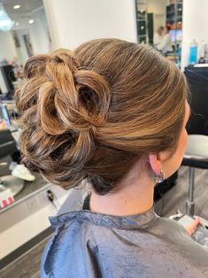 Crowning glory: this bridal updo is fit for a queen on her wedding day👑💍✨
.
.
.
.
.
#bride #nolabride #bridalupdo #bridalhair #hairupdo #hairstyle #weddinghair #weddingbliss #sleekhair #nolastylist #gretnastylist #nolahair #salontoday #top200salon #meetyourstylist #redken #sanityhair #aluxeneworleansbridalshow #salonsanity #weddingfriday
📸 @hairbykerryburrows Bridal Updo, Sleek Hairstyles, Hair Updos, Bridal Hair, Queen