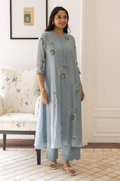 Buy Off White Pure Linen Embroidery Thread Chinese Eshal Rose Tunic With Pant For Women by Sue Mue Online at Aza Fashions. A Line Kurti Designs, Floral Thread Embroidery, Kurta And Pants, Basic Dress Pattern, A Line Kurti, India Dress, Kurti Embroidery Design, Cotton Kurti Designs, A Line Kurta