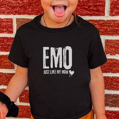 "\"emo just like my mom\" This adorable grunge aesthetic shirt for toddlers is sure to be a conversation starter and a favorite! Emo Shirt for Toddler, Emo Like Mom, Alt Kids Clothes, Alternative Toddler Tees, Grunge Shirt for Toddler, 90s Grunge Aesthetic For Kids * Q U I C K * F A C T S * ✺ 100% preshrunk cotton ✺ Heather colors are 52% combed and ring-spun cotton, 48% polyester ✺ Athletic Heather is 90% combed and ring-spun cotton, 10% polyester ✺ Inside out and wash and dry normally (on cool for best results). Do not iron decoration. ✺ printed using DTG Direct to Garment printing.  ✺ Colors may vary due to computer monitors and printing inks. ✺ While we offer several shirt colors some may have a better contrast with the design. Keep that in mind when choosing your color.  * S I Z I N G Emo Style Cotton Tops With Letter Print, Emo Cotton Tops With Text Print, Heavy Metal Clothes, Clothes Alternative, 90s Grunge Aesthetic, Emo Shirt, Throwback Party, Emo Shirts, Emo Clothing