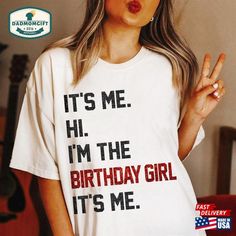 a woman wearing a t - shirt that says it's me, i'm the birthday girl it's me