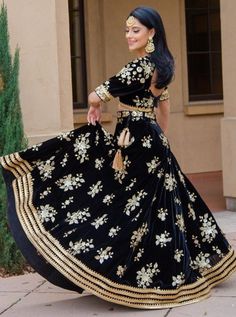 Velvet Lengha Lehenga Choli, Black And Gold Lengha, Black And Pink Lehenga, Lengha Choli Modern Wedding, Black Lengha Outfit, Lengha Black, Lengha Modern, Black Velvet Lehenga, Black Choli