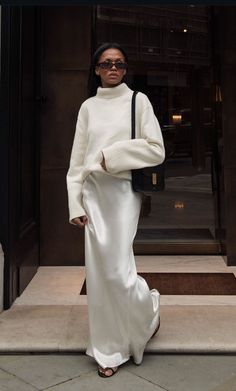 White Satin Skirt, Silk Skirt Outfit, Satin Skirt Outfit, Style Désinvolte Chic, Turtleneck Outfit, Estilo Indie, Silk Maxi Skirt, Winter Skirt Outfit, Maxi Skirt Outfits