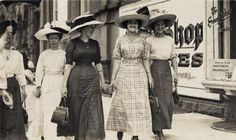 working class 1915 women's fashion - Google Search 1915 Fashion, Holding An Umbrella, 20th Century Fashion, Evolution Of Fashion, Large Hats, Sweet Shop, Music Man, Edwardian Fashion