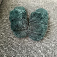 Serra Faux Fur Slippers Green/Emerald Size 2/3 (Fits 5-6 Women) Never Worn Bundle Items Together To Save More Fast Shipping Green Cushioned Synthetic Slippers, Comfortable Green Synthetic Slippers, Green Synthetic Slippers With Round Toe, Green Cushioned Slippers With Round Toe, Green Cushioned Round Toe Slippers, Green Round Toe Slippers With Cushioned Footbed, Green Cushioned Flat Slippers, Green Slip-on Winter Slippers, Comfortable Green Slippers For Winter