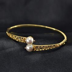 Kada Bangles Gold Design, Solid Gold Bangle, Gold Jewelry Outfits, Gold Earrings Models, Bangles Gold, Pearl Jewelry Design, Fancy Jewellery Designs, Pearl Necklace Designs