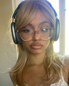 1950s Aesthetic Black Women, Hachi Hairstyle, Blonde Mexican, Emo Latina, Latina Hair Styles, Blonde Latina, Latina Hair, Glasses Inspiration, Airpods Max