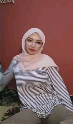 Hijab Video, Video Hijab, Foto Cewek Hijab Aesthetic, Hot Dresses Tight, Hijab Aesthetic, Hijabi Style, Muslim Women Hijab, Beautiful Muslim Women