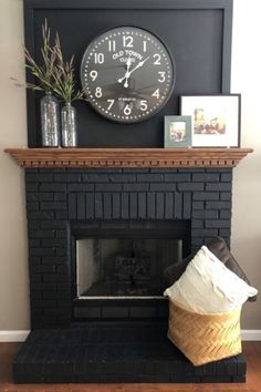 Peindre les briques de la cheminée en noir Black Mantle Fireplace, Black Tile Fireplace, Fireplace Painting, Black Brick Fireplace, Painting Brick, Black Mantle, Fireplace Black, Mantle Fireplace, Fireplace Redo