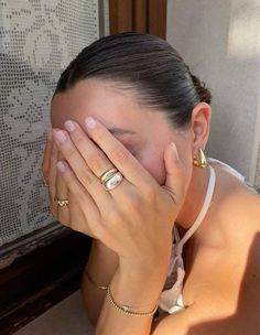 Alix Earle Jewelry, Mix And Match Gold And Silver Jewelry, Mix Metal Ring Stack, Gold And Silver Mixed Jewelry Aesthetic, Minimalistic Jewelry Aesthetic, Gold Silver Mix Jewelry, Silver Gold Jewelry Together, Silver Vs Gold Jewelry, Cool Girl Jewelry