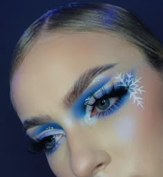 Jack Frost Makeup Ice Queen, Party Eyeshadow Looks, Snowflake Eyeliner, Christmas Theme Makeup, Snowflake Makeup Looks, Blue Christmas Makeup, Frozen Makeup Look, Snowflake Eye Makeup