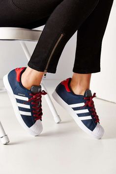 Anna Doble Más Tenis Gucci, Cheap Adidas Shoes, Trendy Womens Sneakers, Adidas Shoes Women, Sneakers Adidas, Urban Wear, Donna Karan, Cotton Jacket, Supergirl