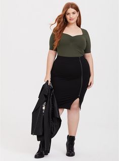 Black Side Zip Ponte Pencil Skirt, DEEP BLACK Bree Kish Outfits, Curvy Capsule Wardrobe, Short Black Pencil Skirt, Bree Kish, Black Dress Aesthetic, Plus Size Pencil Skirt, Fashion 23, Short Skirts Outfits, Plus Size Summer Fashion