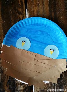 a paper plate that has two birds on it and is made to look like a bird