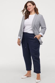 Plus-koon Muoti, Plus Size Fashion Tips, Linen Joggers, Look Plus Size, Smart Dress, Fashion Suits, Plus Size Fashion For Women, Casual Work Outfits, Work Outfits Women