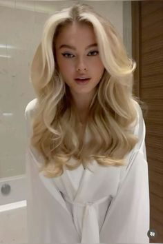 Beige Blond, Bombshell Hair, Blowout Hair, Blonde Hair Looks, Amazing Photo, Long Blonde, Style Travel, Photo Wedding