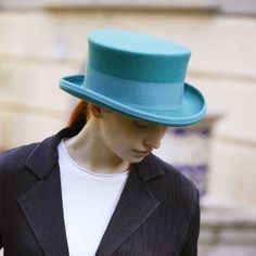 Fashion Top Hat, for men and women Made with quality, thick and durable turquoise merino wool felt. Embellished with a 50 millimeters (2 inches) wide turquoise grosgrain ribbon and a 2.5 cm (1 inch) grosgrain ribbon folded at the end of the brim. Formal hat for elegant events with a low crown and short brim. The shape of the hat is very balanced, with a crown slightly wider at the top and the brim made with a nice curved shape Measurements in centimeters are 31 x 26 (12 x 10.25 inches) - Crown height 10.5cm (4 inches) - Brim length 5cm (2 inches) These measurements may have some slight variations depending on the size of the hat. CUSTOM HAT OPTIONS: 1- You can choose between a grosgrain ribbon inside or a real leather inner sweatband. 2- For this hat I use a  turquoise color grosgrain ribb Formal Hat, Turquoise Top, Top Hats, Hat Handmade, Hat Design, Bleu Turquoise, Handmade Hat, Hat For Man, Fashion Top