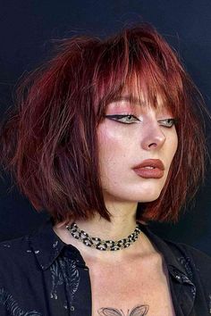 Punk-Inspired Choppy Textured Bob with Bangs Short Stacked Haircuts, Bob Hairstyle Ideas, Trendy Bob, Short Curly Hairstyles For Women, Stacked Haircuts