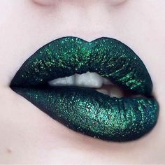 21 St Patricks Day Makeup Looks > CherryCherryBeauty.com Saint Patricks Day Makeup, Green Lipstick, Holiday Lip, Green Lips, Day Makeup Looks, Smink Inspiration, Lipstick Art, Beauty Make-up, Lipstick Color