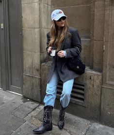 Winter Cowboy Boots Outfit, Cowboy Boots Outfit Fall, Cowboy Boots Outfit Winter, Cowboy Boots Street Style, Western Boots Outfit, Cowgirl Boots Outfit, Fall Boots Outfit, Winter Boots Outfits, Outfit Oversize