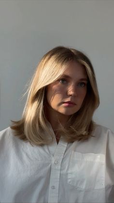 Muted blonde with soft face framing layers Medium Length Haircut Light Layers, Face Framing Hair Straight, Scandinavian Haircut Woman, What I Ask For Haircut, Subtle Layers Medium Hair Face Framing, Soft Perimeter Haircut, Haircuts For Diamond Shape Face, Blonde Hair Face Framing Layers, Old Money Medium Hair