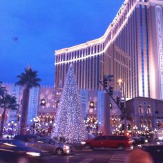 the christmas tree is lit up in las vegas