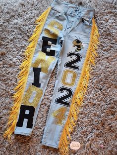 Senior Jeans Black And Gold, Senior Class Pants, Junior Homecoming Pants, Homecoming Diy Pants, Senior Hoco Jeans Ideas, Mathletes Vs Athletes Outfits, Homecoming Pants Ideas Junior, Senior Overalls Ideas High Schools 2025