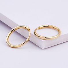 14k Gold Round Hoop Earrings / Solid Yellow Gold Shiny Hoops / Handmade Gold Huggie Hoops Earring / Christmas Gift / Mother's Day Gift ❥ ITEM DETAILS ---> Gold Color of Choice : Yellow Gold, Rose Gold, White Gold ---> Material : 14k ( 585 ) or 18k ( 750 ) Real Gold. It is Not Gold Filled or Gold Plated ---> Closure: Latch Back ---> Hoop earring size: 17mm  ---> Thickness: 2mm ❥ Gift Wrapping and Packaging All items are packed in the high-quality jewelry box. The gift message is available. Please Earring Christmas, Double Horn Necklace, Gold Round Earrings, Gold Moon Necklace, Mother Christmas Gifts, Gold Armband, Aquamarine Jewelry, Amethyst Jewelry, Wedding Jewelry Earrings