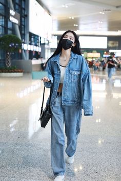 Korean Denim Outfit, Jenny Zeng, Chic Airport Outfit, Airport Outfits, Looks Jeans, Korean Outfit Street Styles, Outfit Korean, Casual College Outfits