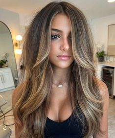 Bronde Hair Color on Straight Hair Light Brunette Hair, Rambut Brunette, Bronde Balayage, Brown Hair Looks, Brown Hair Inspo, Bronde Hair, Brunette Balayage Hair